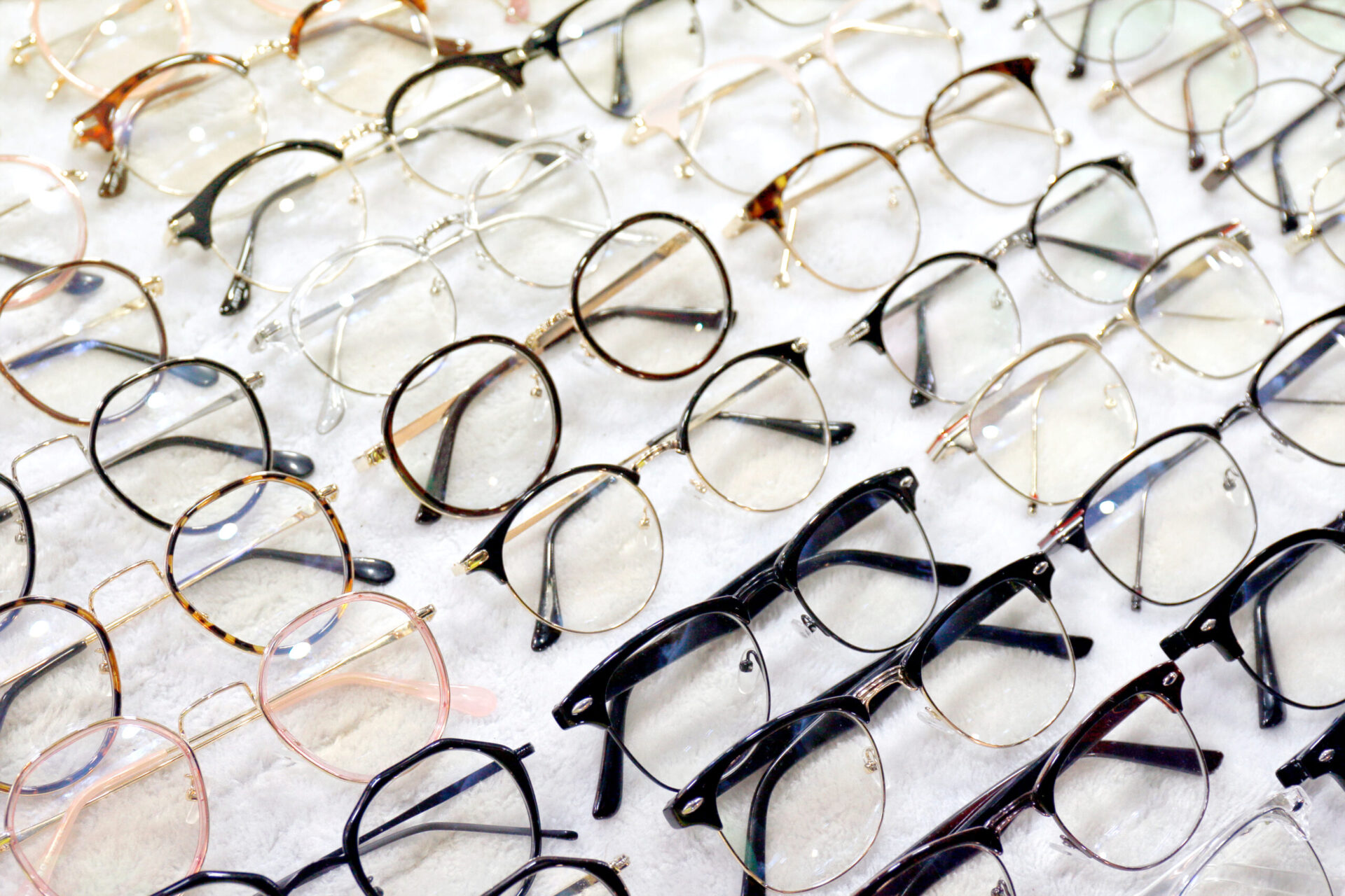 How to Choose the Right Colour Frames for Your Eye Colour